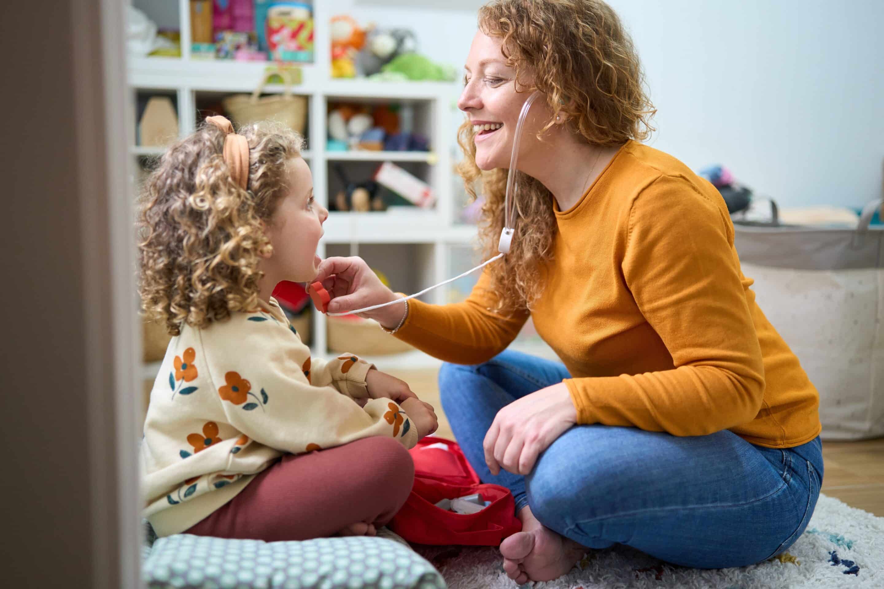 Criança com TEA interagindo com blocos de montar coloridos e brinquedos sensoriais em um ambiente terapêutico