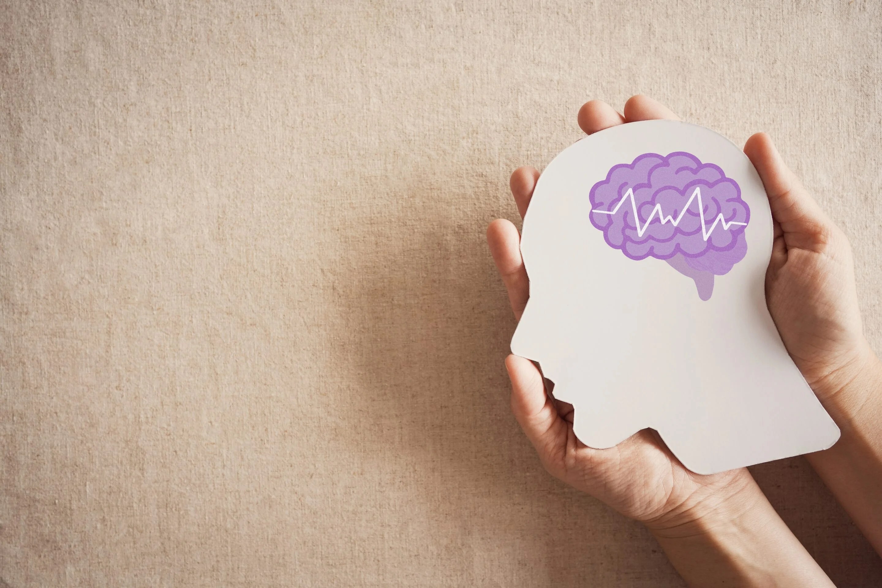 Médico analisando EEG de criança com TEA, rodeado por brinquedos e gráficos de ondas cerebrais