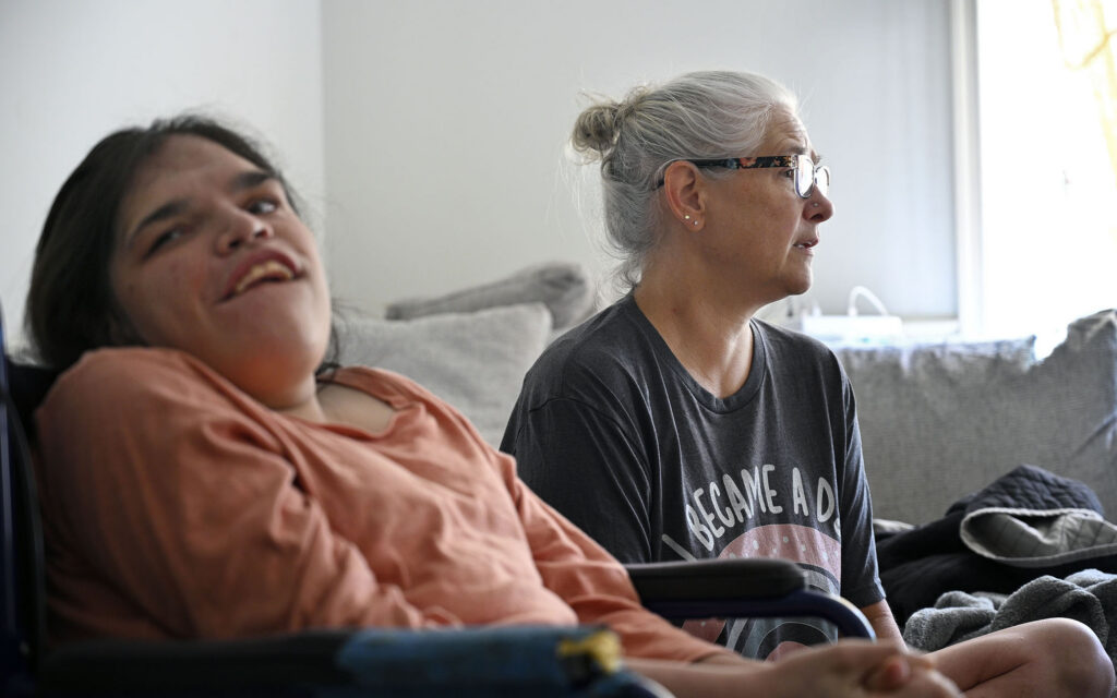 Cortes no auxílio a pessoas com deficiência geram pânico entre famílias que dependem de cuidadores