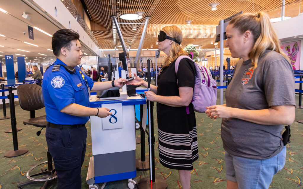 Desafio no Aeroporto: Estudantes usam vendas nos olhos para vivenciar os obstáculos de quem tem deficiência visual