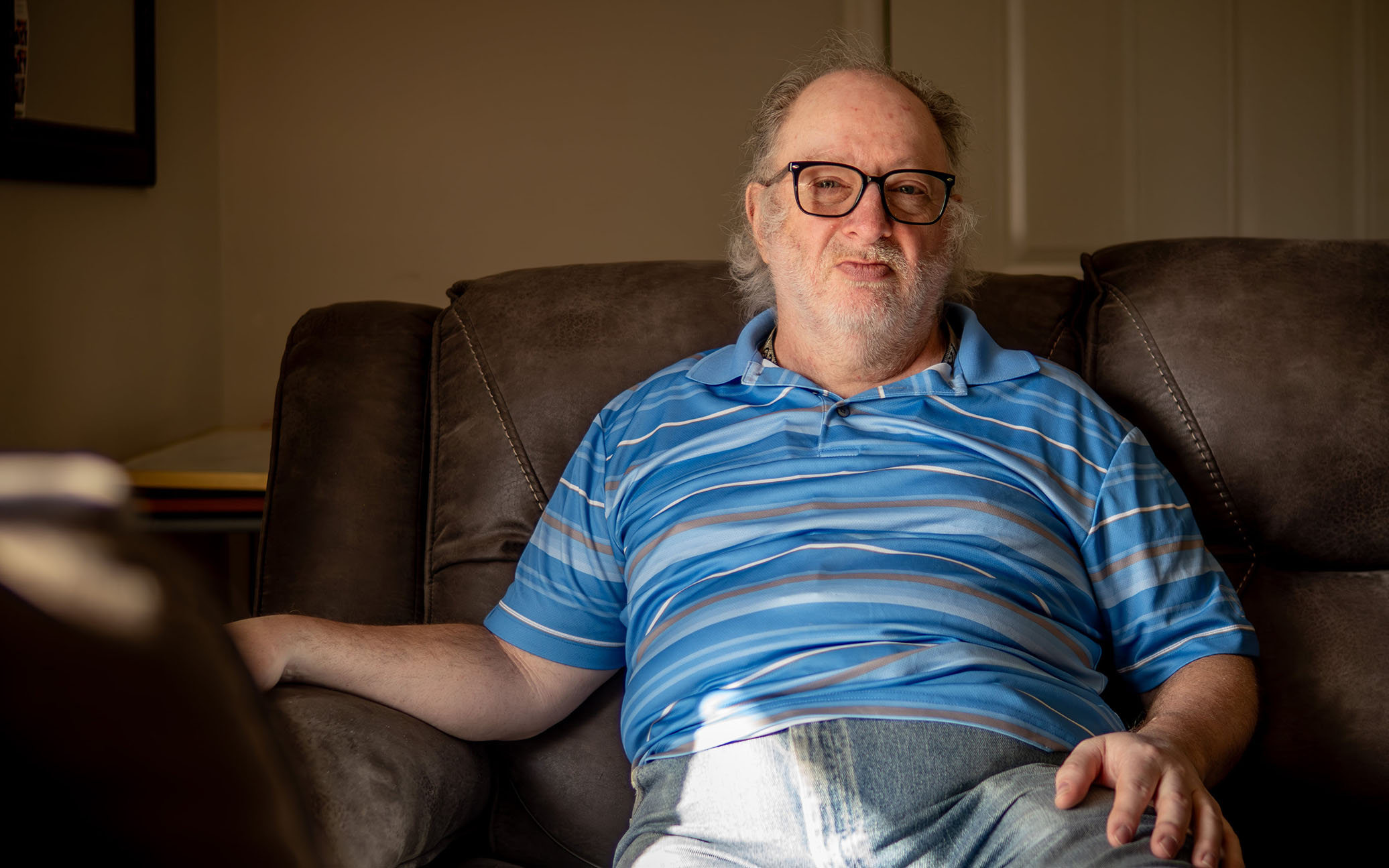 Faxineiro Escolar Dedica Uma Vida ao Trabalho, Mas Alega Discriminação Salarial na Justiça