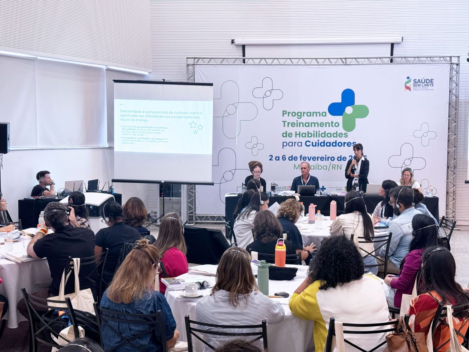 Saúde oferece apoio a famílias de autistas com novo programa de treinamento.
