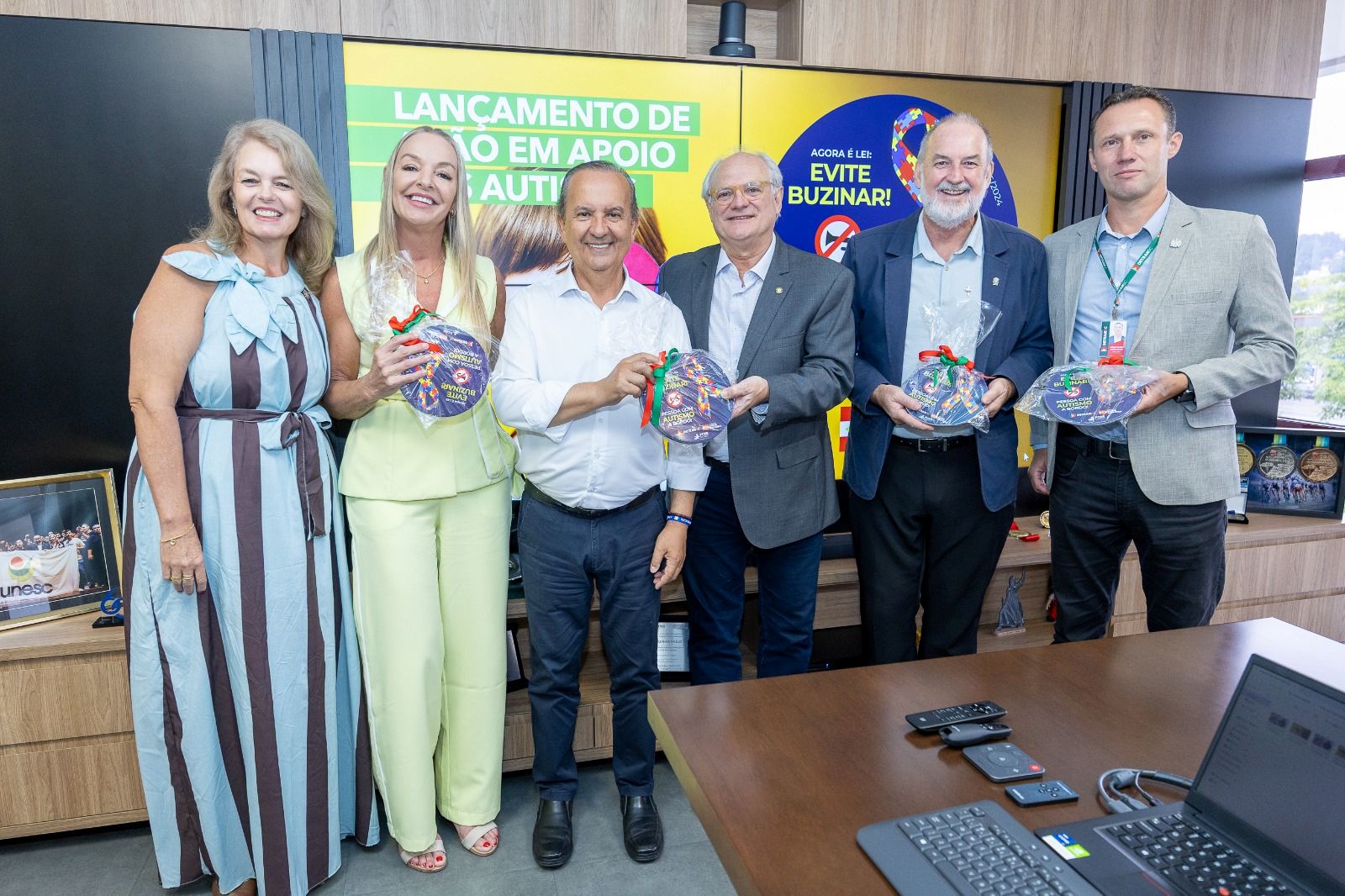 Selo de autismo para carros é lançado em Santa Catarina.