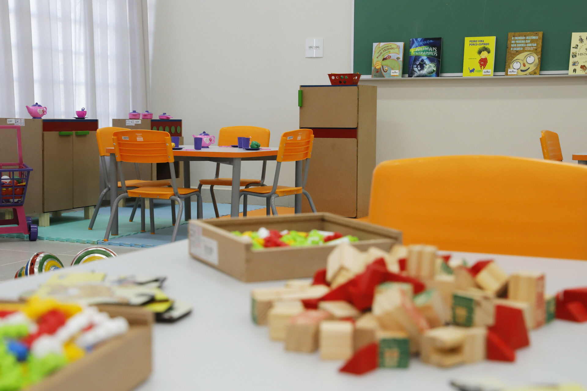 Mudanças na alocação de professores auxiliares preocupam pais de autistas em SP